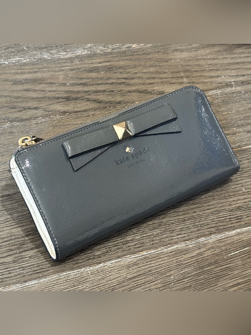 Kate Spade • Beacon Court Nisha Patent Leather Wallet • Gray/Light Smoke